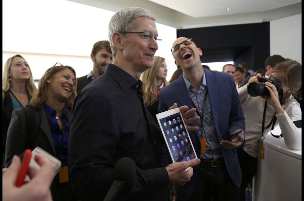 Reuters - Tim Cook present&#243; orgulloso las novedades del iPad.