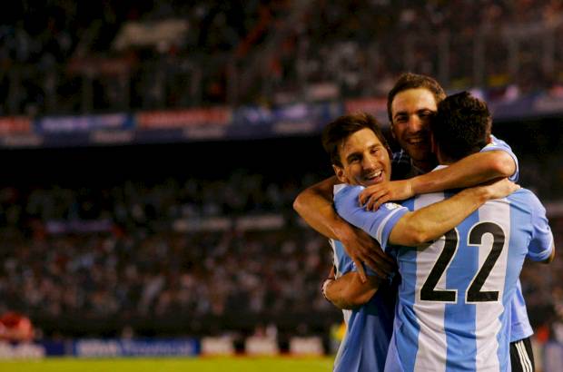 Reuters - Argentina y Colombia tomaron distancia sobre el resto en las eliminatorias de Suram&#233;rica rumbo al Mundial de 2014.