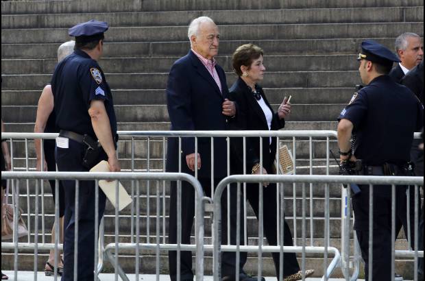 AP - El actor Jerry Adler, Herman Hesh Rabkin en Los Sopranos llega al funeral de James Gandolfini.