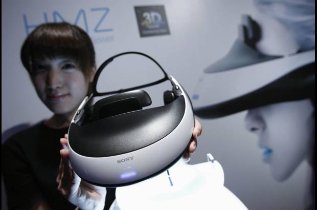 Reuters - El aparato puede usarse para ver videos, escuchar m&#250;sica y jugar enchuf&#225;ndolo a un reproductor de discos de Blu-ray o a una consola.