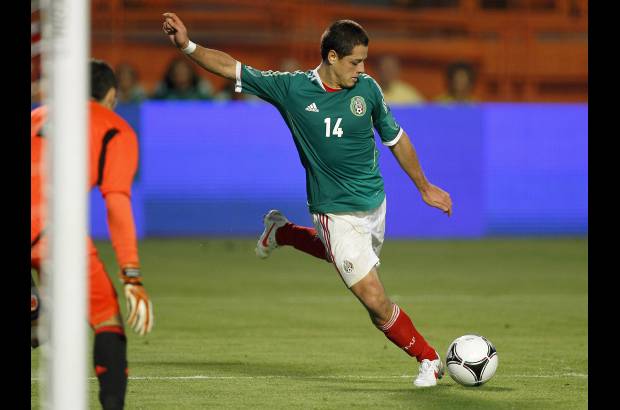 Reuters - Javier Chicharito Hern&#225;ndez tuvo varias oportunidades para anotar, pero no pudo superar al portero David Ospina y la buena zaga colombiana.