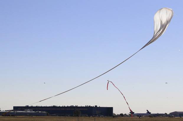 AP - Despu&#233;s de varias horas de retraso por el viento en Roswell, Estados Unidos, el globo que arrastra la nave en la que viaja el aventurero parti&#243; a para alcanzar la altura desde la que se lanzar&#225; en ca&#237;da libre.