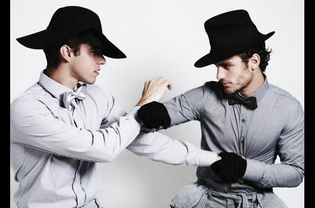 - En Botanist, una colecci&#243;n exclusiva para hombres, Akihito Hira cre&#243; camisas que parecen sacos, su&#233;teres que en realidad ser&#225;n chalecos y pantalones cortos que evocar&#225;n camisas. Todo en un ambiente de la fauna de Brasil.