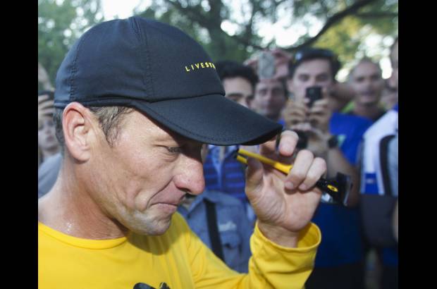 Foto Reuters - A donde quiera que ha ido, Lance Armstrong promueve su fundaci&#243;n Livestrong que se inici&#243; con la venta de manillas