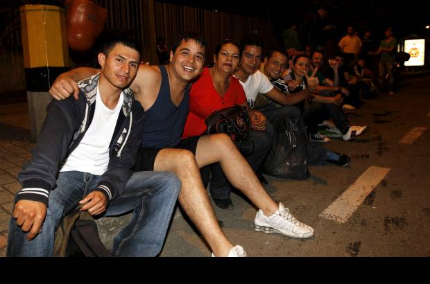 Foto Donaldo Zuluaga - Alegr&#237;a, emoci&#243;n, ansiedad y mucha expectativa es lo que sienten los fan&#225;ticos de Madonna para su concierto. Los madrugadores al estadio Atanasio Girardot saben que este mi&#233;rcoles 28 de noviembre ser&#225; un d&#237;a inolvidable. As&#237; se vive la jornada.
