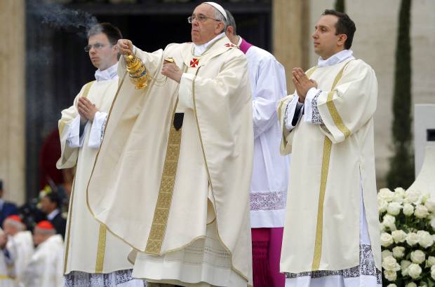 FOTO AP - Francisco estableció claramente el punto en su homilía al elogiar a ambos hombres por su trabajo asociado al Concilio Vaticano II.