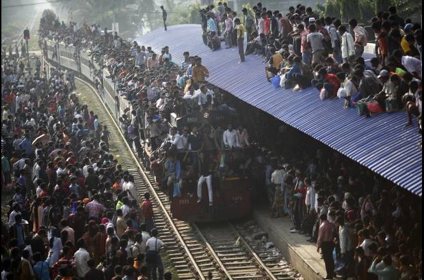Reuters - Andrew Biraj, de Reuters, ganó en la categoría Vida Individual, con esta foto de un tren repleto que se acerca a una estación en Dhaka.