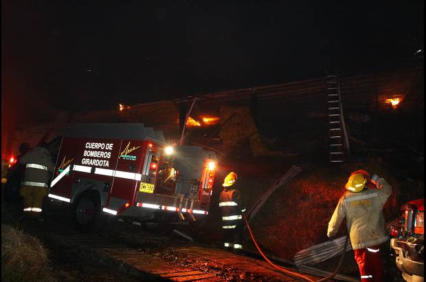 Edwin Bustamante - El cuerpo de bomberos de Girardota cont&#243; con la colaboraci&#243;n de sus colegas de los municipios vecinos.