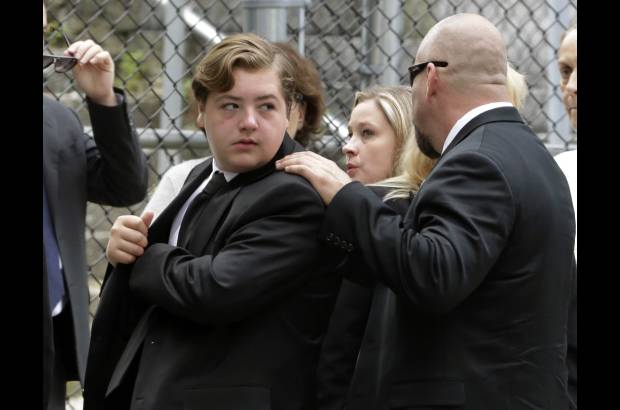 AP - El hijo de James Gandolfini, Michael, recibe las condolencias de familiares y amigos.