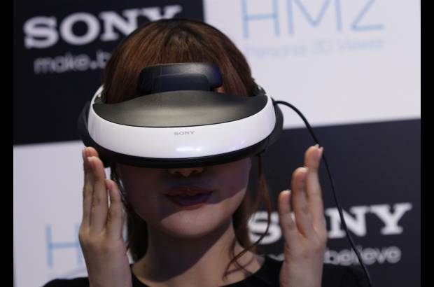 Reuters - Pero este placer tiene su costo. El Visualizador Personal 3D HMZ, que saldr&#225; a la venta en Jap&#243;n el 11 de noviembre, se ofrecer&#225; por unos 60.000 yenes (unos 780 d&#243;lares).