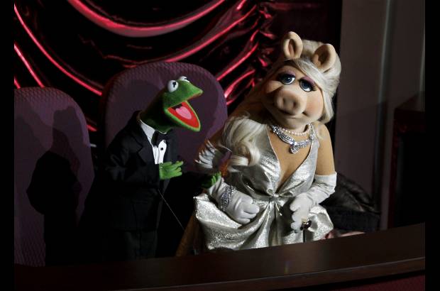 - Piggy y la rana Ren&#233; tambi&#233;n hicieron parte de la ceremonia en la que recibieron el galard&#243;n a Mejor canci&#243;n original.