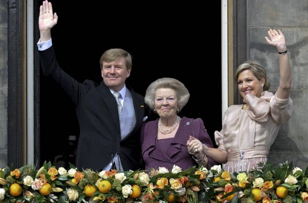 Reuters - El nuevo rey Guillermo Alejandro, su madre la reina saliente Beatriz y la nueva reina consorte Máxima, saludan a la multitud ubicada en las afueras del Palacio Real de Holanda.