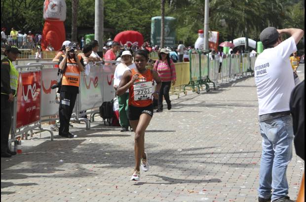 Esteban Jaramillo y Sebastián Salazar - Más de 10 mil competidores se dieron cita en esta histórica cita deportiva que se corría en las modalidades de 5, 10, 21 y 42 kilómetros.