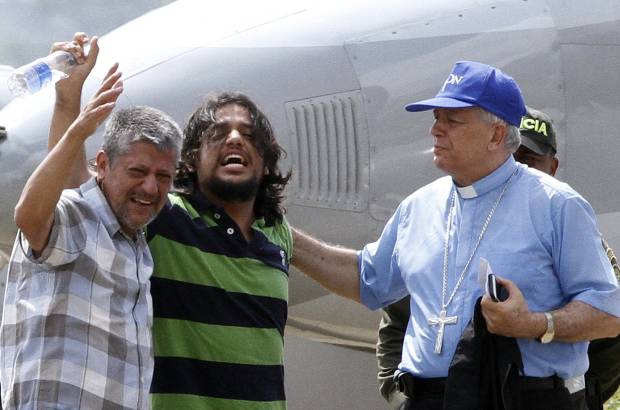 Fotos: Donaldo Zuluaga - Visiblemente feliz, el ingeniero lleg&#243; al aeropuerto acompa&#241;ado de la comisi&#243;n del CICR, y del padre Francisco de Roux. Viva la libertad, fueron sus primeras palabras, tras la liberaci&#243;n.