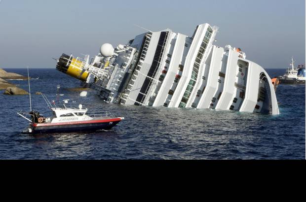 Reuters - La mayor&#237;a de los 3.200 pasajeros y 1.023 tripulantes han sido evacuados a la Isla de Giglio.