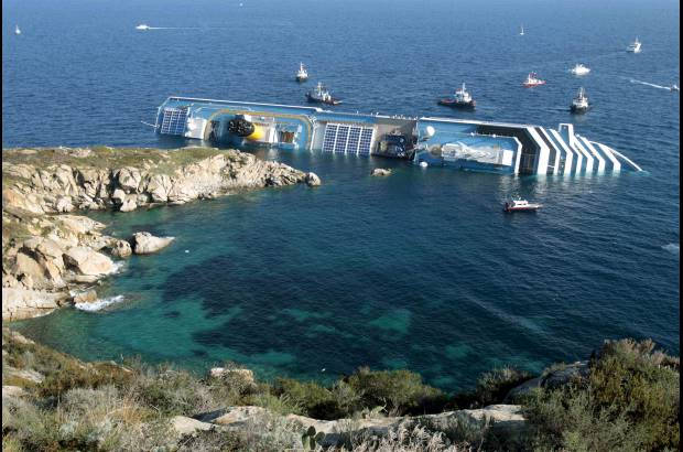 AP - Dos horas despu&#233;s de salir de Civitavecchia oyeron las sirenas de varios pesqueros y silbidos de los marineros sin saber de qu&#233; se trataba.