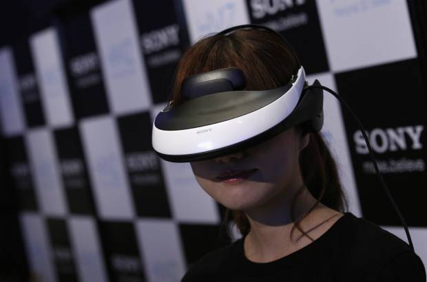 Reuters - Las im&#225;genes claras y v&#237;vidas se producen con la ayuda de dos pantallas OLED situadas dentro, creando una profunda sensaci&#243;n de inmersi&#243;n.