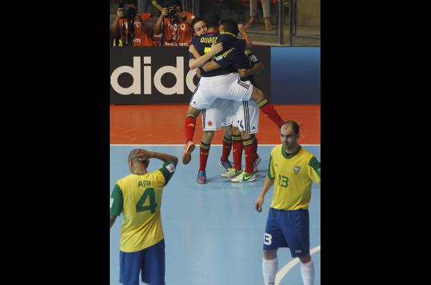 Foto Reuters - El empate transitorio puso a so&#241;ar a los cafeteros con lograr la haza&#241;a.