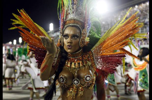 Reuters - El Carnaval de R&#237;o es una de las fiestas m&#225;s coloridas del mundo y su epicentro el samb&#243;dromo. En escena la escuela de samba Mocidade.