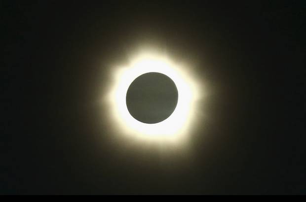 Foto Reuters - &quot;Poco antes, yo pensaba: &#39;&#191;Vamos a ver esto?&#39; Y tuvimos un espect&#225;culo fant&#225;stico, fue hermoso&quot;, declar&#243; Terry Cuttle, de la Asociaci&#243;n Astron&#243;mica de Queensland, quien ha visto una decena de eclipses solares al paso de los a&#241;os. &quot;Y justo despu&#233;s de que termin&#243;, las nubes volvieron a regresaron. Esto redobl&#243; el drama de esto&quot;.