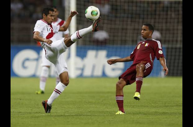 AP - La selecci&#243;n de f&#250;tbol de Venezuela derrot&#243; este martes 3-2 a Per&#250; y se mantiene con vida en la eliminatoria suramericana a la espera de que una serie de resultados.