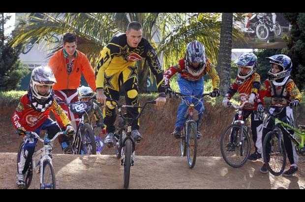 Donaldo Zuluaga - Los niños de Envigado estuvieron en la clínica de BMX al lado del campeón letón.