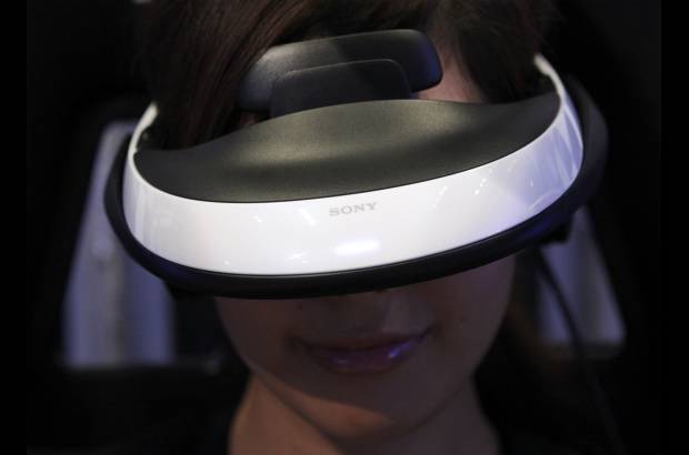 Reuters - El elegante y futurista dispositivo tipo visor -no mucho m&#225;s grande que unas gafas de sol- cubre la cara desde los ojos a las orejas, donde hay adheridos unos auriculares, y pesa 420 gramos.