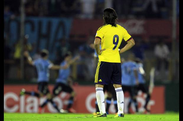 Reuters - La selecci&#243;n Colombia cay&#243; 2-0 en la visita a Uruguay en Montevideo, pero contin&#250;a firme en su camino al Mundial de Brasil-2014.