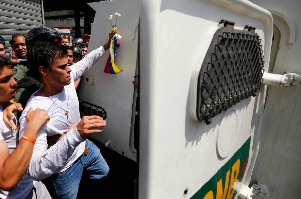 Reuters - Fue acompa&#241;ado hasta el cord&#243;n policial por periodistas y un pu&#241;ado de personas que no pudieron ir m&#225;s all&#225; de los piquetes policiales.