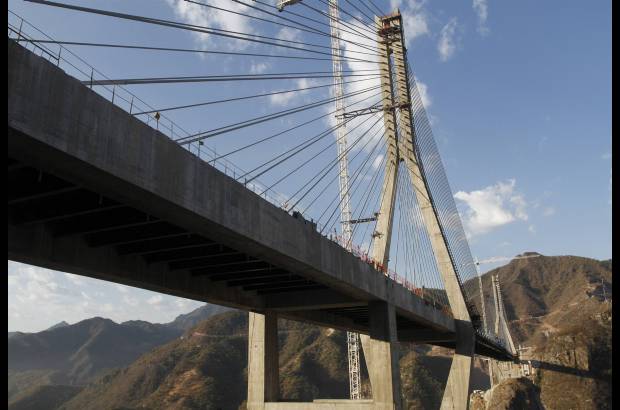 Reuters - Con capacidad para cuatro carriles y 152 tirantes de acero, el puente permite cruzar la Sierra Madre Occidental, una cadena monta&#241;osa que atraviesa todo el oriente de M&#233;xico.