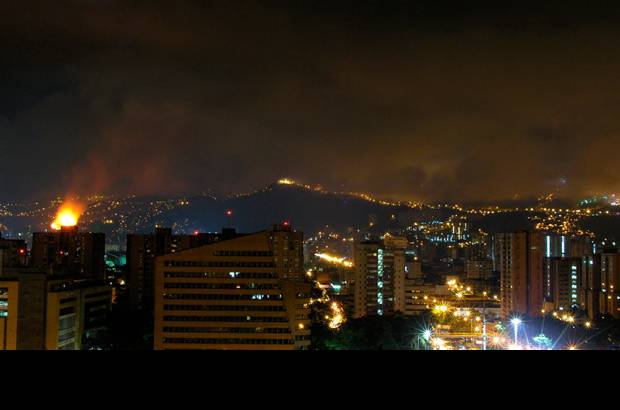 Carlos Alberto Monta&#241;ez Zapata - El incendio en Altos de la Virgen fue tan voraz que se vio desde varios puntos de la ciudad.