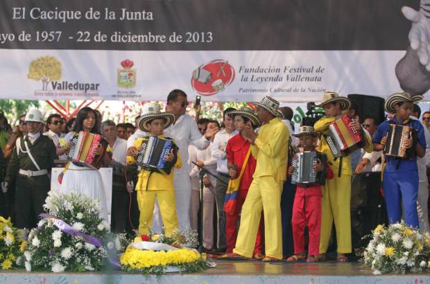 FOTO ALEX HEREIRA - Enviado especial Valledupar - M&#225;s de cinco acordeones sonaron al un&#237;sono evocando las notas de las canciones del Cacique de la Junta.