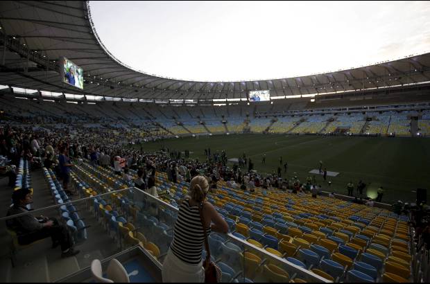 AP - Con un partido entre los amigos de Ronaldo y los amigos de Bebeto se mostraron al p&#250;blico las adecuaciones del estadio mundialista.