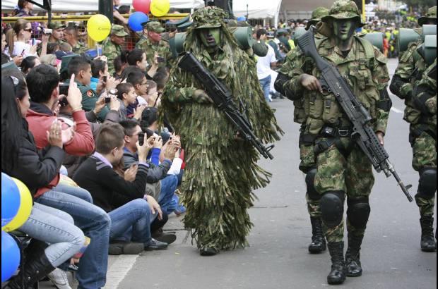 Colprensa - En la colonial y c&#233;ntrica Plaza de Bol&#237;var, en donde se armaron gigantes carpas, estaba el presidente Santos, sus ministros e invitados nacionales y extranjeros para conmemorar el Grito de Independencia del 20 de julio de 1810, que llevar&#237;a nueve a&#241;os m&#225;s tarde a la separaci&#243;n de Colombia del reino de Espa&#241;a.
