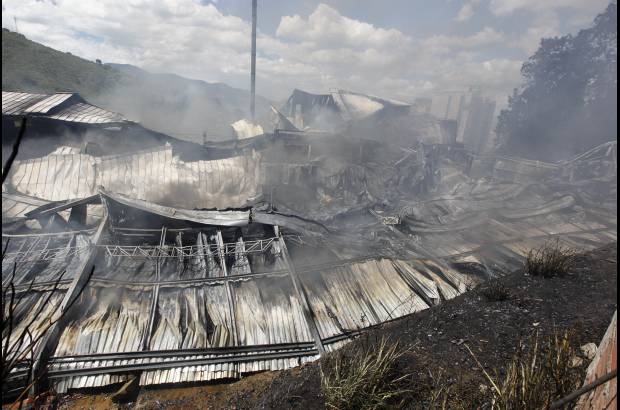 Foto Manuel Saldarriaga - De Envigado fueron despachadas cinco m&#225;quinas de bomberos para controlar el fuego.