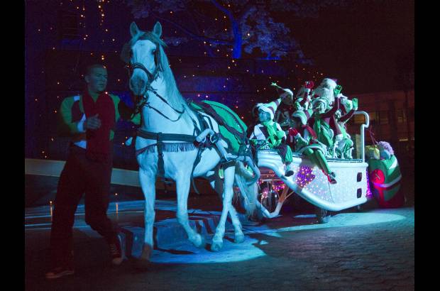 Foto Edwin Bustamante - La luz de la Navidad llega con m&#250;sica en vivo y un nuevo trineo.