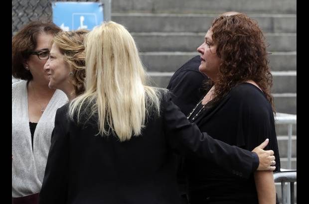 AP - Las actrices que personificaron a la esposa y hermana de Tony Soprano en la serie, Edie Falco, a la izquierda y Aida Turturro, a la derecha .