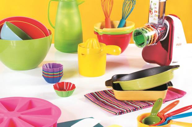 EL COLOMBIANO - Sea cual sea su estilo de cocina, los accesorios coloridos y con formas divertidas se convierten en el ingrediente lúdico y animado para este espacio de la casa. Al ser un lugar donde se comparte en familia y con los amigos, una de estas piezas puede ser el tema de conversación y alegría del momento. Sorprenda con pequeños detalles.