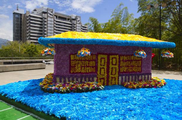 ESTEBAN VANEGAS - El Tapete de Flores es un parqu&#233;s y es la pieza m&#225;s compleja y grande de la intervenci&#243;n. Tiene 400 metros cuadrados construidos por los silleteros del corregimiento de Santa Elena.
