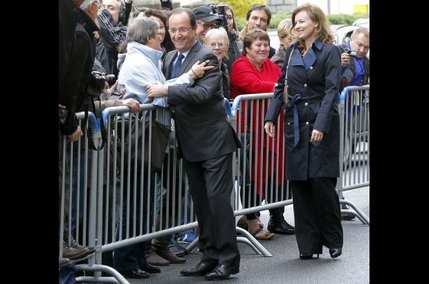 Reuters - Sarkozy, también de 57 años, dice que es una apuesta más segura ante la futura agitación económica pero muchos de los trabajadores y jóvenes que votaron por él en el 2007 por sus promesas de mejores salarios están desertando, en un momento en el que el índice de desempleo ha alcanzado su nivel más alto en 12 años.