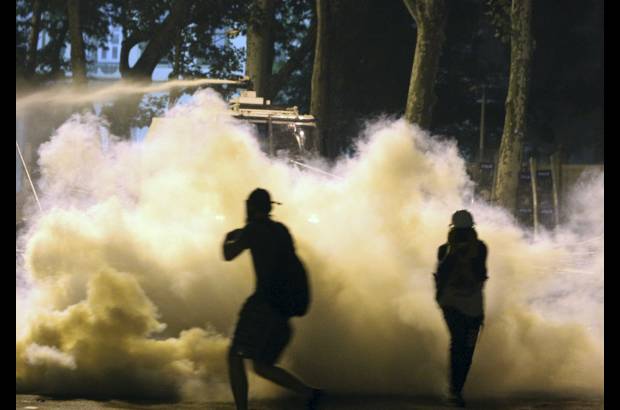 AP - La policía reprimió con gases lacrimógenos y cañones de agua a cientos de estudiantes.