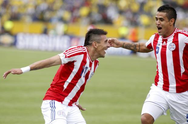 REUTERS - Paraguay se derrumb&#243; tras adelantarse en el marcador, cuando un mal rechazo de la defensa dej&#243; servido un bal&#243;n para que Luis Caballero anotara el gol de la victoria parcial.