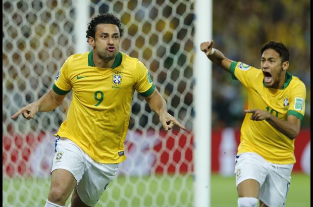 AP - El primer gol lleg&#243; al minuto y medio de juego por intermedio de Fred. El mismo delantero carioca se encargar&#237;a de anotar el tercer tanto del compromiso.