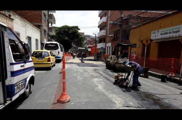 - La Alcald&#237;a de Itag&#252;&#237; invierte cerca de 50 mil millones de pesos en la recuperaci&#243;n de la malla vial.