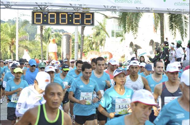 Esteban Jaramillo y Sebastián Salazar - Más de 10 mil competidores se dieron cita en esta histórica cita deportiva que se corría en las modalidades de 5, 10, 21 y 42 kilómetros.