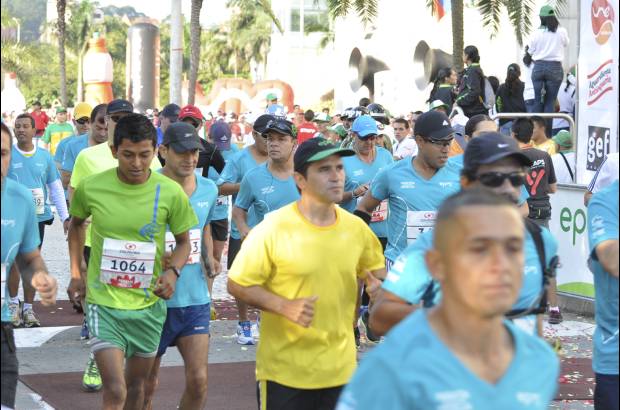 Esteban Jaramillo y Sebastián Salazar - Más de 10 mil competidores se dieron cita en esta histórica cita deportiva que se corría en las modalidades de 5, 10, 21 y 42 kilómetros.