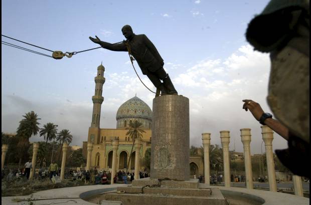 AP - Estatua de Saddam Hussein es destruida en el centro de Bagdad el 9 de abril de 2003.