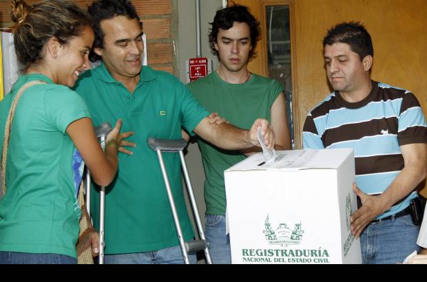 Jaime Pérez - El candidato a la vicepresidencia por el Partido Verde, Sergio Fajardo, votó en compañía de sus hijos.