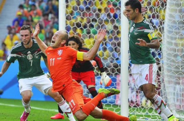 - El piscinazo de Arjen Robben en el penalti que le sancionaron con M&#233;xico.