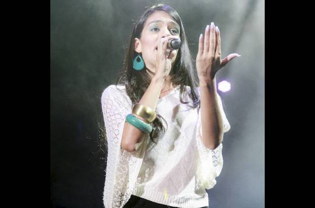 C&#225;mara L&#250;cida - La joven cantante Kany Garc&#237;a abri&#243; el espect&#225;culo en La Macarena.